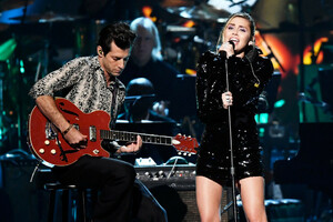 Miley+Cyrus+2019+MusiCares+Person+Year+Honoring+RbV2FwByp7Nx.jpg