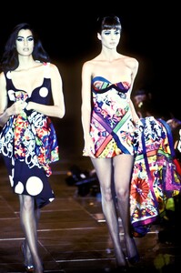 12646381_Versace1991WomenRTW119.thumb.jpg.8ca84232975eeb704791471d69b67dca.jpg