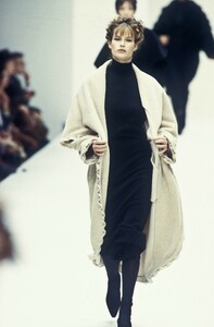 1270457710_Fendi1993WomenRTW175.thumb.jpg.1f8437def0408cebc33587ef26297e98.jpg