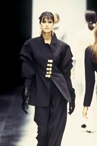 1270974361_GianfrancoFerre1993WomenRTW97.thumb.jpg.521c6814de358763a7b6155a29ab98ca.jpg