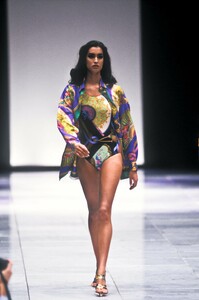 1280857958_Versace1991WomenRTW1.thumb.jpg.6e4372995bd6ef5c53633a3d50cd1c95.jpg