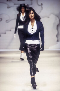 1282686760_KarlLagerfeld1993WomenRTW30.thumb.jpg.ec67ee87a18ff3798af3c4258996c924.jpg