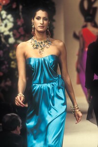 128454175_YvesSaintLaurent1993HauteCouture123.thumb.jpg.1aaaa2771af3e1643f2509bc713d5c5a.jpg