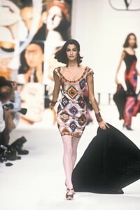 1288778886_Valentino1991WomenRTW69.thumb.jpg.19cce757d0d9d1ed31084cd4fec518ad.jpg