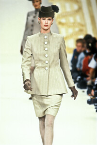 1290089469_PierreBalmain1993HauteCouture13.thumb.jpg.19306f9135181ffebf082d9b75a4916a.jpg