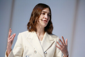 Alexa+Chung+ZEITMagazin+X+VOGUE+Conference+oGB7zwWqjFlx.jpg