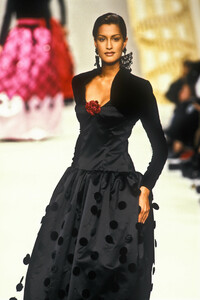 1305092638_PierreBalmain1993HauteCouture44.thumb.jpg.28924a9a7a49d64deada1c0b71bfc724.jpg