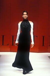 13131496_Valentino1993HauteCouture81.thumb.jpg.d479774029b4c8a9a54cf66f8bc7c977.jpg