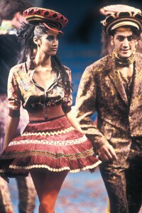 1319379552_JeanPaulGaultier1991WomenRTW29.thumb.jpg.a5cc37c3f038ac0ca0903f862b10e105.jpg