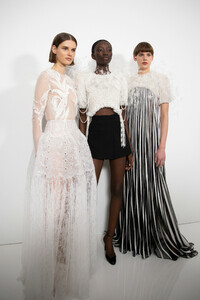 1323388757_givenchy-hc-bks-m-rs19-3773(1).thumb.jpg.1e392fa4160b627cdcb140f9e6b4643d.jpg