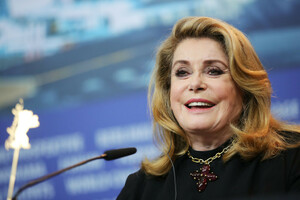 Catherine+Deneuve+Farewell+Night+Press+Conference+rx3pQPAHlG5x.jpg