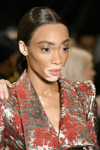 Winnie+Harlow+Cong+Tri+Backstage+February+rumQ3bGd_Eox.jpg