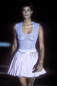 134516677_Versace1994WomenRTW48.thumb.jpg.a3d6224789726744938831ad14059663.jpg