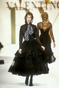 1360023940_Valentino1993WomenRTW174.thumb.jpg.49b60495dd165fc03ca841acd24ef823.jpg