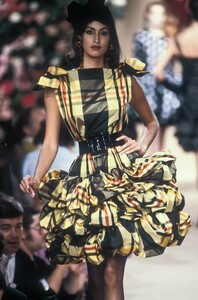 1365871001_YvesSaintLaurent1991HauteCouture51.thumb.jpg.786797ef26c95798ca7c890b43f65f96.jpg