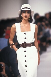 1368715021_YvesSaintLaurent1991WomenRTW112.thumb.jpg.f4dad2aefe2052dd6adcbbfb363d93f9.jpg