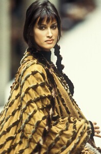 1399394307_Fendi1993WomenRTW187.thumb.jpg.009ca3e7921f0ab9bfefcefdf36af074.jpg