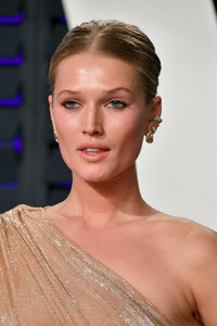 Toni+Garrn+2019+Vanity+Fair+Oscar+Party+Hosted+s1JffVVqUhRx.jpg