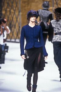 140119998_Chanel1993HauteCouture50.thumb.jpg.907c85ac98b24a1a17c7d9138ef2da9b.jpg