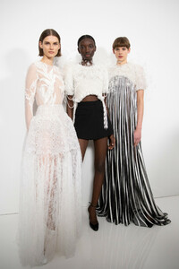1403603694_givenchy-hc-bks-m-rs19-3780(1).thumb.jpg.eb4146024f84950b7e2f1febc147982d.jpg