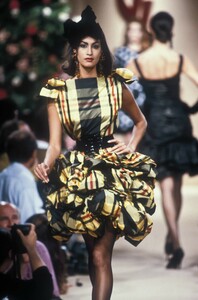 1405529512_YvesSaintLaurent1991HauteCouture50.thumb.jpg.57b3fd6dcb35b9de35669929329c7b66.jpg