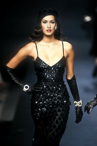 1432498788_Valentino1992HauteCouture81.thumb.jpg.719350e1428ba1258555825db9cd48b5.jpg