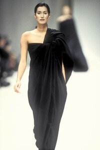 1457181270_YohjiYamamoto1993WomenRTW48.thumb.jpg.5dbe4b251d207df2a57e1c6a2d8cb4af.jpg