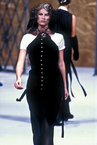 1459178842_Chanel1993HauteCouture63.thumb.jpg.0dad64ec2b8b19c2f82665c1b44bd4e9.jpg