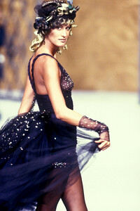 1464980419_Chanel1993HauteCouture243.thumb.jpg.30d6db4348aee242ea7d554331985131.jpg