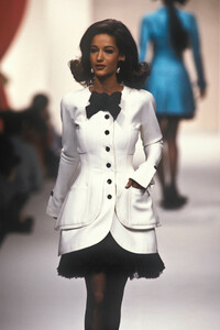 1467695836_Chanel1991HauteCouture49.thumb.jpg.0fd4ac33a55b400b450182248f59d5c3.jpg