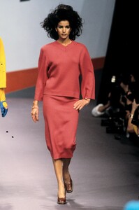 1475740105_KarlLagerfeld1995WomenRTW52.thumb.jpg.1a0ffbe8390402cf3f75eb90b8517498.jpg