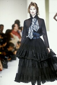 1477250100_Valentino1993WomenRTW175.thumb.jpg.c103372bbea7d7e1b9cfef8edd8a53c1.jpg