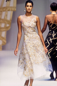 1486579093_PierreBalmain1993HauteCouture96.thumb.jpg.9aa4fbc8bf395d57f0d74594476fc94c.jpg