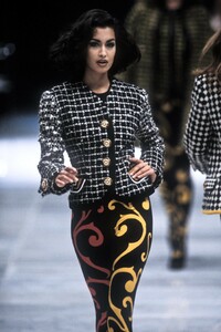 1492036486_Versace1991WomenRTW37.thumb.jpg.41f81f6d8d07ac2b6ae507a42baa5b60.jpg