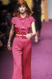 1497251425_KarlLagerfeld1995WomenRTW138.thumb.jpg.37c015c4b55c56b063f021eacea56d27.jpg