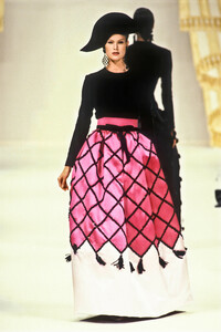 1507948051_PierreBalmain1993HauteCouture65.thumb.jpg.9be6d26ace91588d6a0407f51993eb9e.jpg