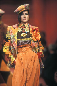 1534252971_ChristianLacroix1992WomenRTW10.thumb.jpg.d6425d61ba38abd5287295c37a465ada.jpg