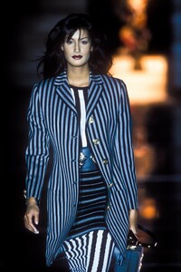 1543763521_Versace1993WomenRTW46.thumb.jpg.9bdb3adbc3c12be2beb35e477502770e.jpg