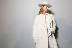 Alberta+Ferretti+Fall+2019+Backstage+p7u2yAgwG6cx.jpg