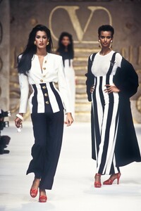 156103089_Valentino1993WomenRTW38.thumb.jpg.ff7e98acf0fa822ae8fe1040191c2efa.jpg