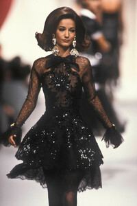 156197251_Chanel1991HauteCouture13.thumb.jpg.4338951fb41df24cb2e8e66ff6156fdc.jpg