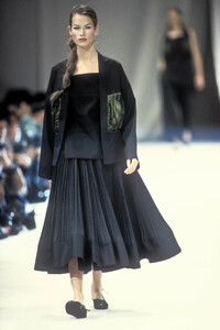 1567514479_YohjiYamamoto1993WomenRTW22.thumb.jpg.2b5f3a57110a5175e32c396d9438d397.jpg