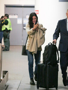 Courteney+Cox+at+LAX+cvLAFKSLp_cx.jpg