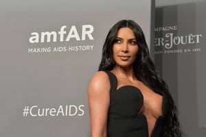 Kim+Kardashian+amfAR+New+York+Gala+2019+Arrivals+Pz5GH0HiJygx.jpg