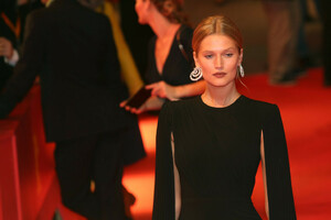 Toni+Garrn+Kindness+Strangers+Premiere+69th+eV2CGuzrJWJx.jpg