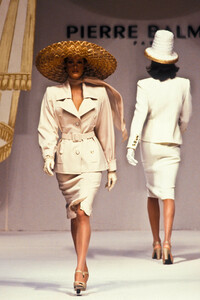 1594874593_PierreBalmain1993HauteCouture109.thumb.jpg.9b4dbece8651da6a4d30042e318b7186.jpg