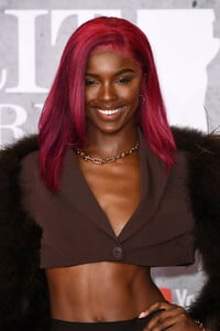 Leomie+Anderson+BRIT+Awards+2019+Red+Carpet+m1_uJia95phx.jpg