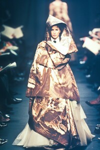 161161175_JeanPaulGaultier1998HauteCouture43.thumb.jpg.19f9582c127b03b28a94d2e11e05aa22.jpg