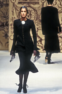 1623207622_Chanel1993HauteCouture9.thumb.jpg.cea487fae7c9f6a0391608b8461e0019.jpg