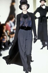 1624484329_Valentino1993WomenRTW66.thumb.jpg.27ca2e158028bf518c81c0f2cb86c398.jpg